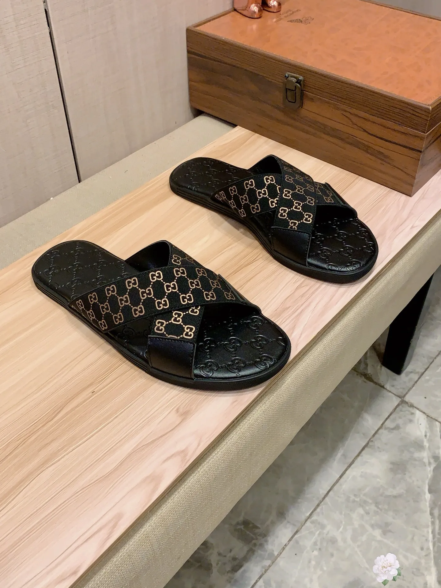 Slippers: New model: Factory price: 260💰💰🎩🎩🔥🔥《 Gucci* 》Series of slippers top purchasing agent🔍🔍Sold at the same time for men, original Italian imported webbing made of selected cowhide, exquisite workmanship,), sole: (super comfortable) original factory special sole, ⚠️exclusive double-layer movable molded sole super comfortable⚠️, real shot🎬the real thing is more beautiful🔍🔍266 regular code 38-44, can be ordered 45.